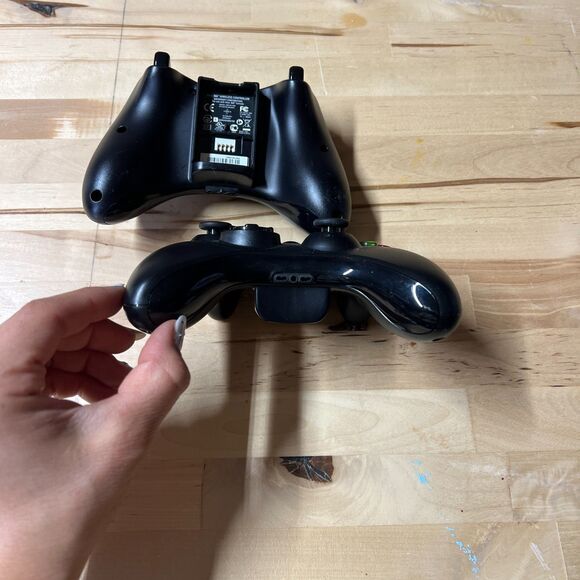 Lot of 2 Xbox 360 Wireless Remote Controllers Pre-owned Black Untested - Picture 4 of 5